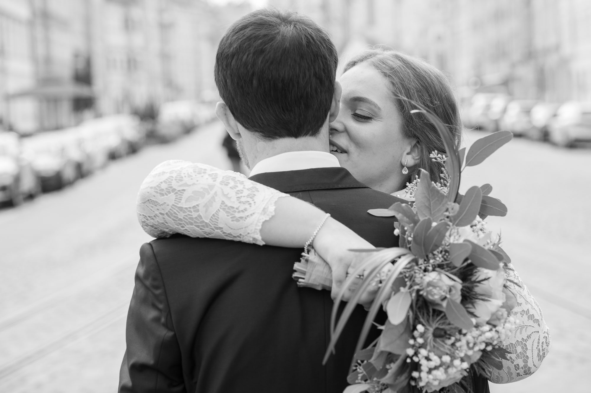 René und Maria direkt nach ihrer standesamtlichen Trauung in Augsburg – liebevoller Moment beim Brautpaarshooting unter freiem Himmel