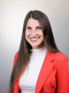 Modernes Bewerbungsfoto Donauwörth – Rebecca im roten Blazer mit freundlichem Lächeln