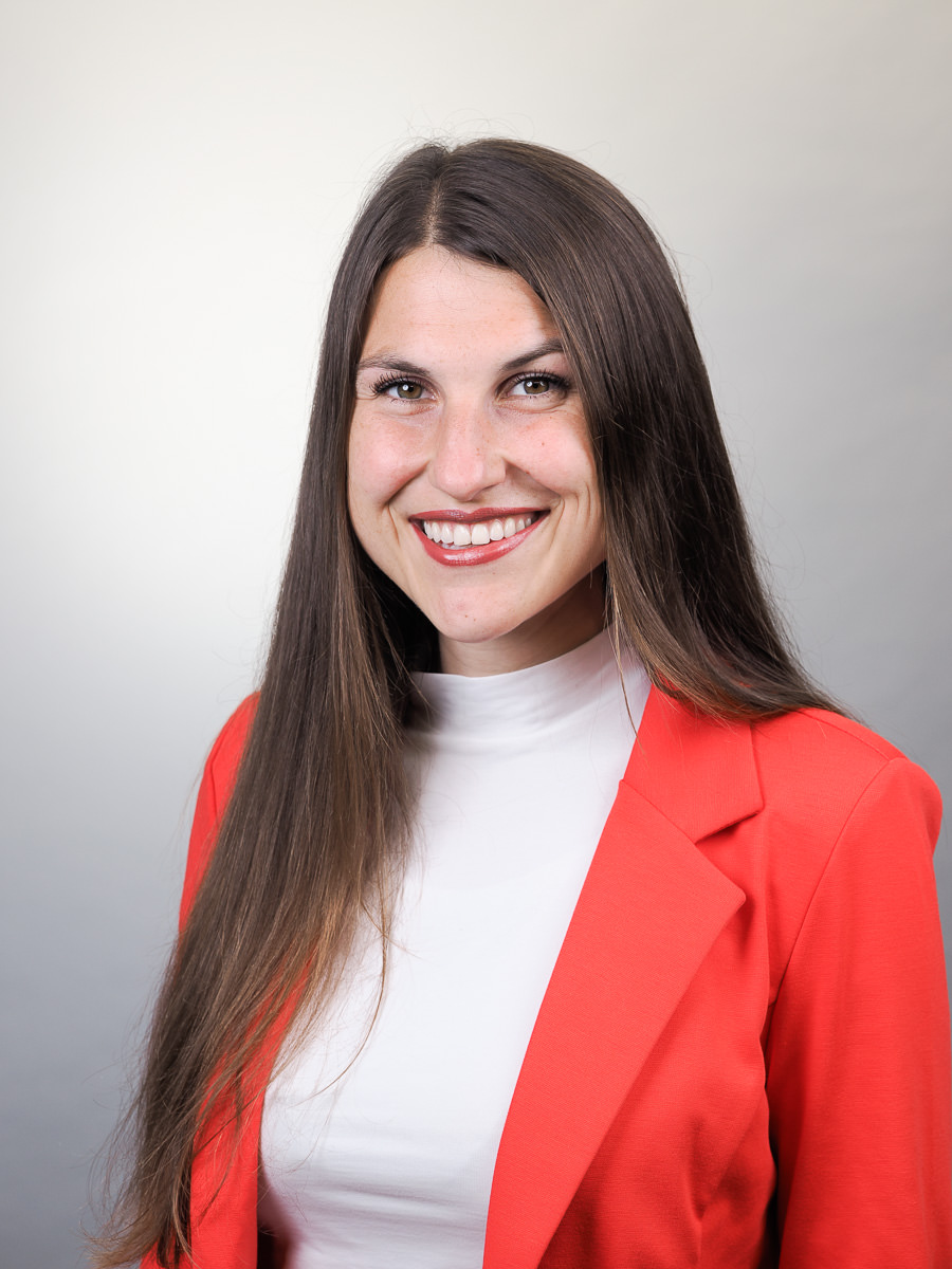 Modernes Bewerbungsfoto Donauwörth – Rebecca im roten Blazer mit freundlichem Lächeln
