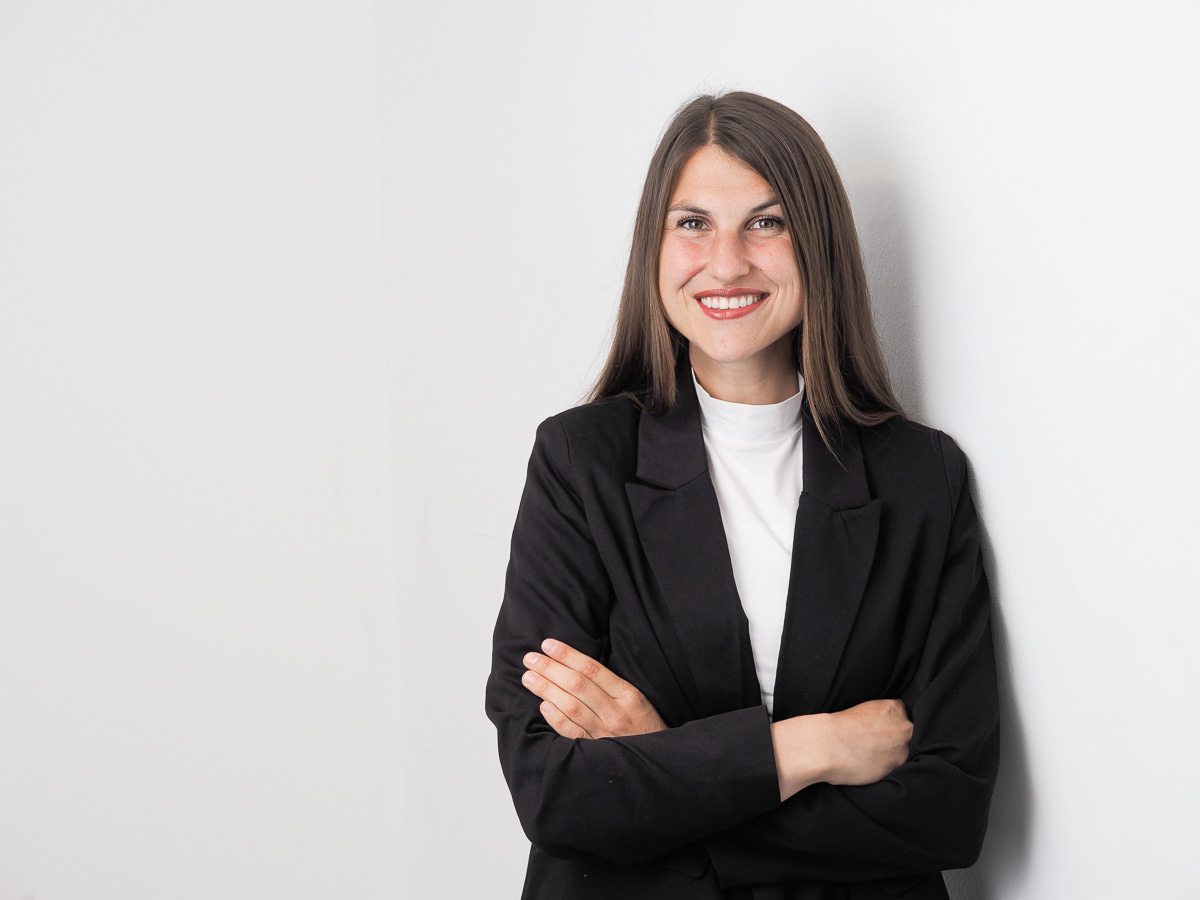 Seriöses Bewerbungsfoto Donauwörth im Querformat – Rebecca mit schwarzem Blazer