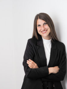 Professionelles Bewerbungsfoto Donauwörth – Rebecca mit schwarzem Blazer und verschränkten Armen