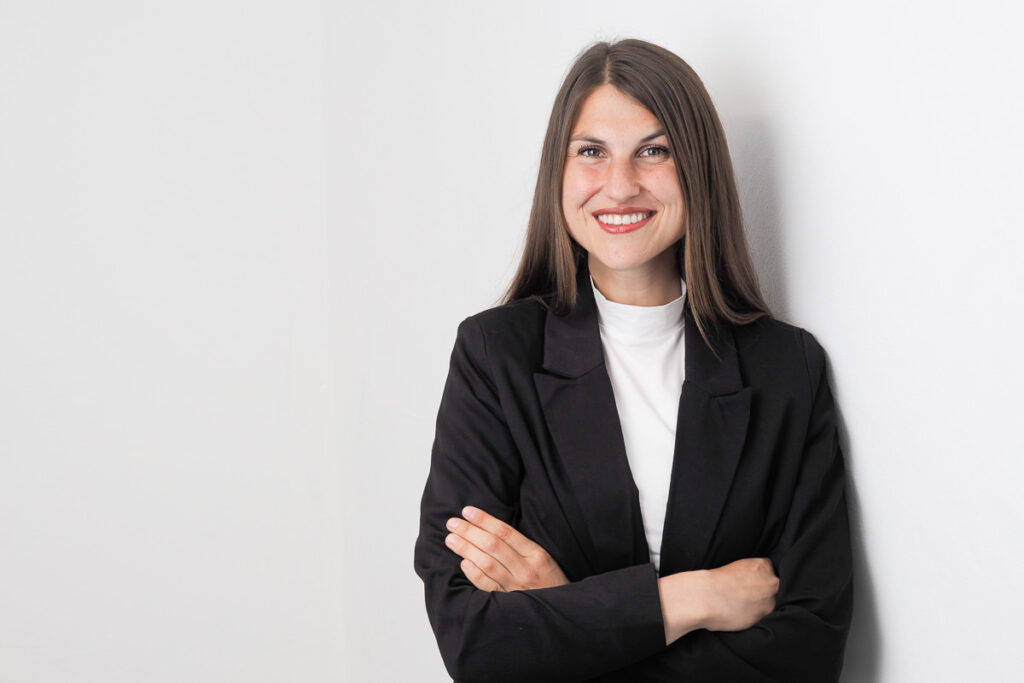 Bewerbungsfotos Donauwörth – professionelles Business-Portrait im schwarzen Blazer im Fotostudio