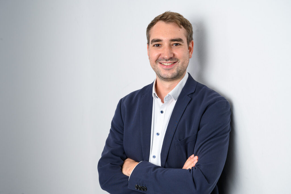 Modernes Businessfoto im Querformat – Tobias im Fotostudio Donauwörth