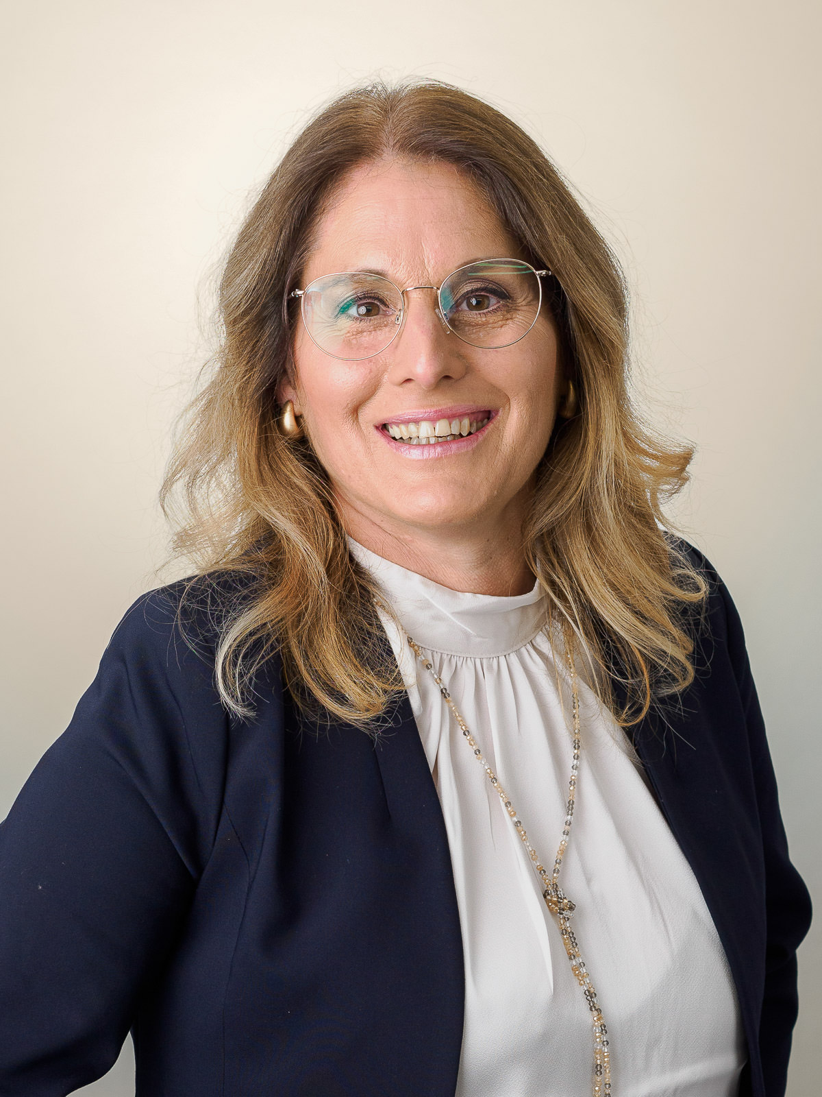 Professionelles Business-Porträt einer Frau im Fotostudio in Donauwörth, freundlicher Ausdruck vor hellem Hintergrund.