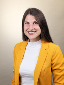 Professionelles Business-Porträt einer Frau im Fotostudio in Donauwörth, freundlicher Ausdruck vor hellem Hintergrund.