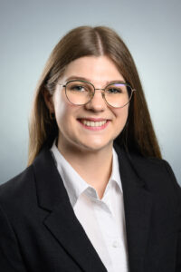 Professionelles Business-Porträt einer Frau im Fotostudio in Donauwörth, freundlicher Ausdruck vor neutralem Hintergrund.