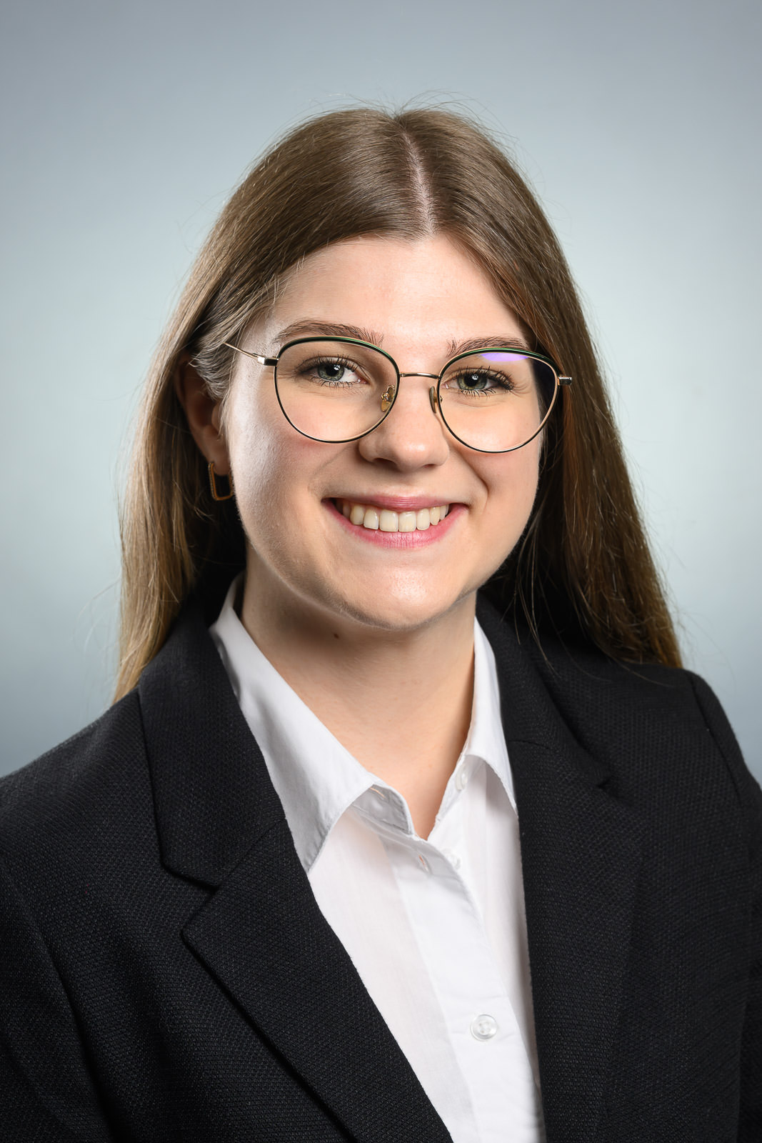 Professionelles Business-Porträt einer Frau im Fotostudio in Donauwörth, freundlicher Ausdruck vor neutralem Hintergrund.