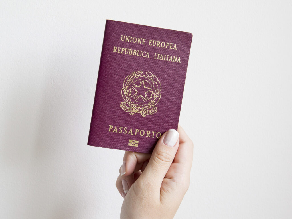 Hand hält Reisepass – Visum-Foto Service in Donauwörth für internationale Anträge