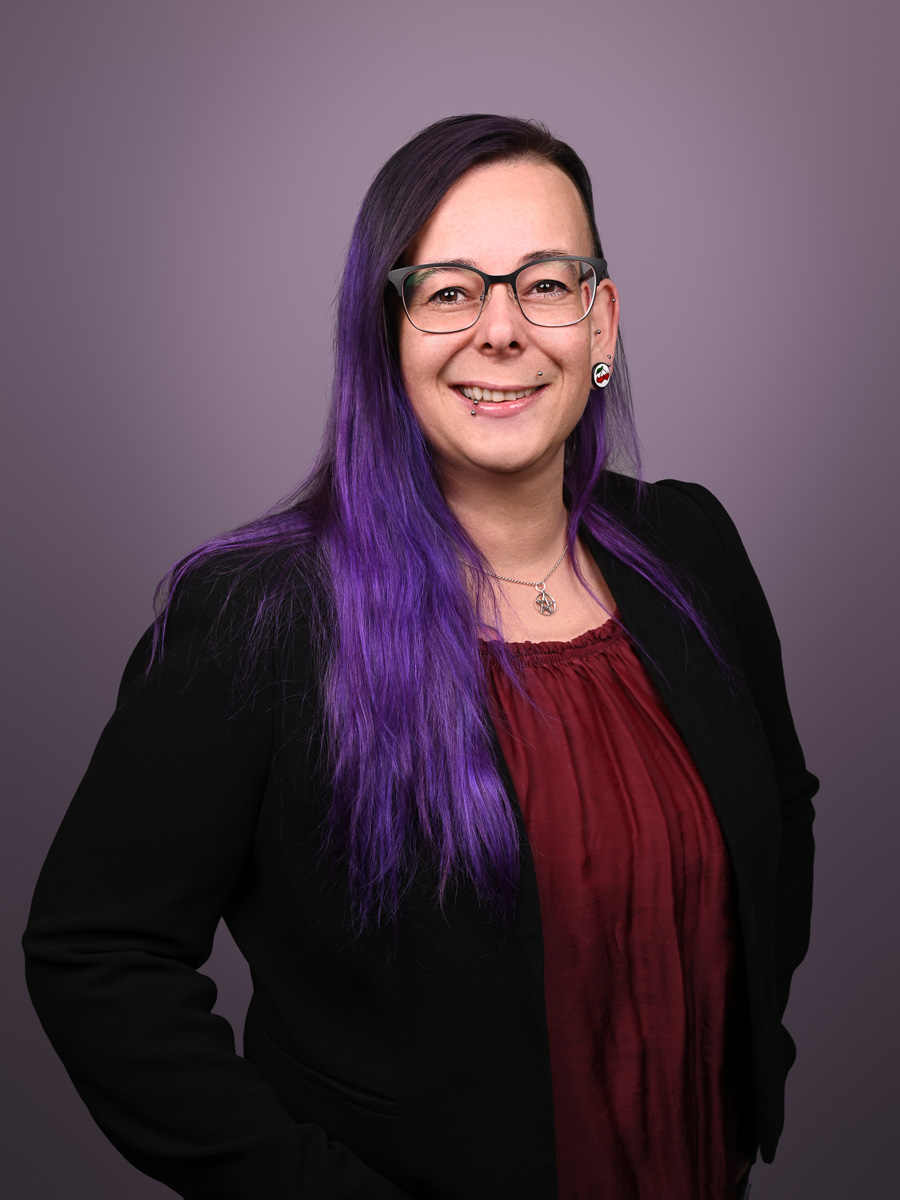 Professionelles Bewerbungsfoto einer Frau mit Brille und violetten Haaren – modernes Businessportrait aus dem Fotostudio Donauwörth