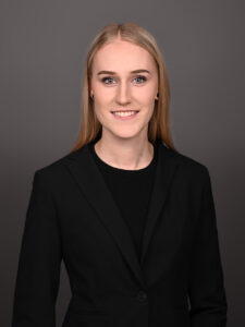 Bewerbungsfoto einer Frau im Fotostudio Donauwörth – professionelles Bewerbungsbild für Job und Karriere