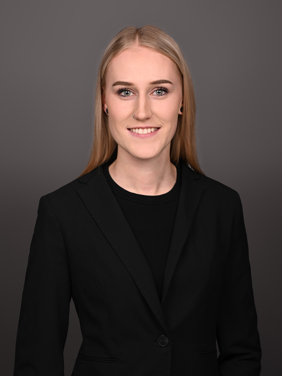 Bewerbungsfoto einer Frau im Fotostudio Donauwörth – professionelles Bewerbungsbild für Job und Karriere
