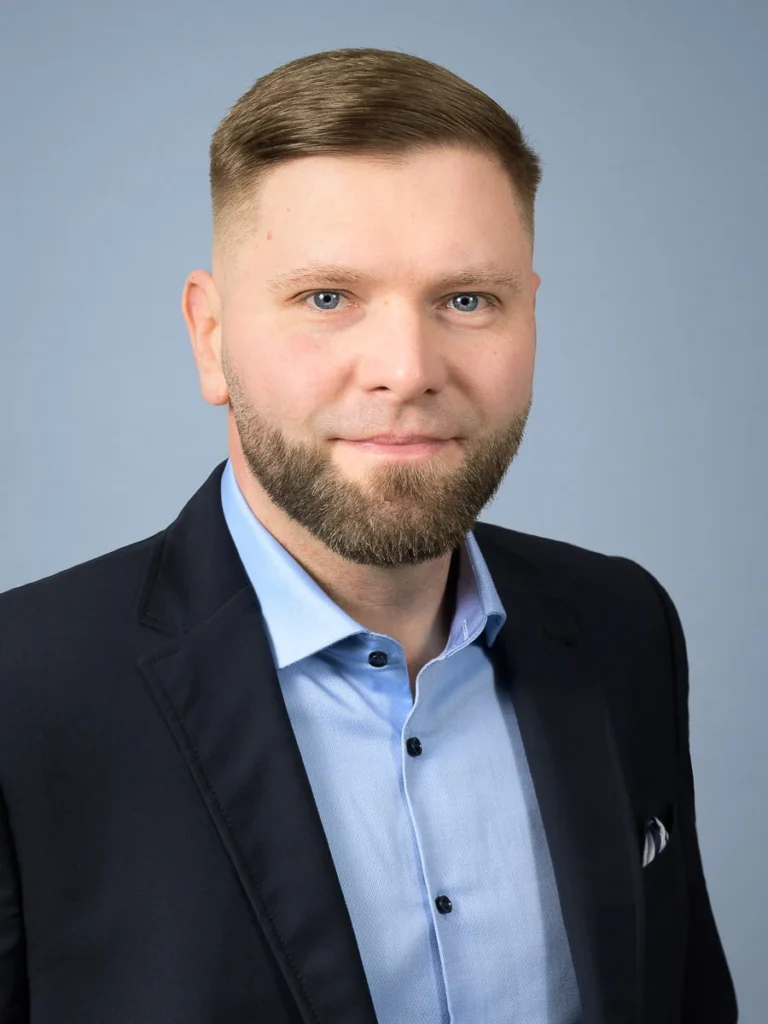bewerbungsbild-mann-anzug-donauwoerth-professionell Freundliches Bewerbungsfoto eines Mannes mit zugänglicher und entspannter Ausstrahlung