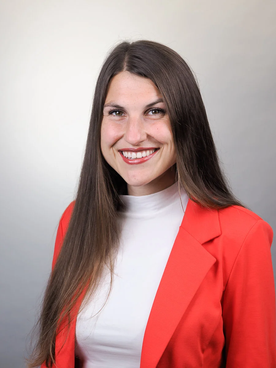 Bewerbungsfoto Frau mit rotem Blazer im Fotostudio Donauwörth